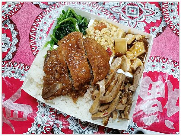 【台中小吃】豐原-嘉義火雞肉飯，似乎永遠都要排隊的便當名店 - 台中｛中式港式｝ - 壞波妞の旅行食踨