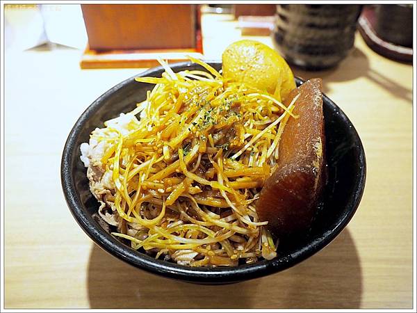 【食】【東京】新橋 岡むら屋，好吃便宜的牛肉飯，還有期間限定升級版的牛蔥肉飯 - (食)首都圈 - 壞波妞の旅行食踨