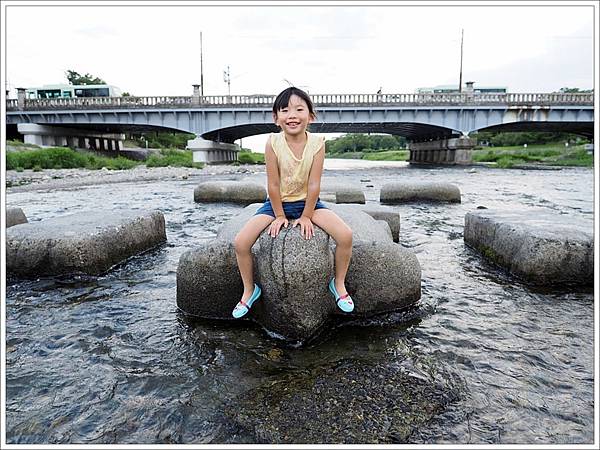 【遊】【京都】鴨川跳烏龜．京都夏日必去的無料親子親水行程 - 關西親子遊 - 壞波妞の旅行食踨