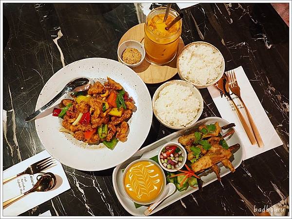【食】【台中】Woo cafe Taiwan 台中米平方M Square店 - 好吃的泰北清邁料理，藝術與美食的結合 - 台中｛美式韓式泰式異國｝ - 壞波妞の旅行食踨