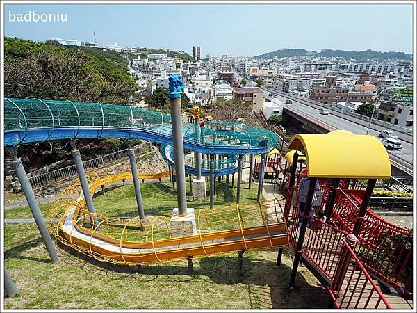 【遊】【沖繩】海軍壕公園溜滑梯．速度不快、但很長的溜滑梯，搖籃盪鞦韆是亮點！ - 海軍壕公園地址 - 壞波妞の旅行食踨