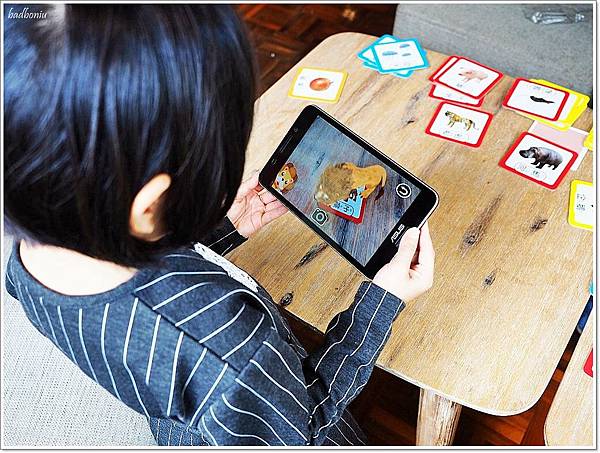 3d互動學習卡,3d互動遊戲,3d虛擬彩繪,ar親子互動3d學習卡,q毛獅的奇幻世界,島田由佳,毛毛蟲嘉年華,生氣王子,胖胖熊,親子互動app,親子互動桌遊,貝蒂好想好想吃香蕉,適合小孩玩的app,高雄童書 @壞波妞の旅行食踨