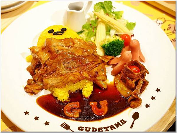 【食】【台北】Gudetama Chef-蛋黃哥五星主廚餐廳，飲料超好喝，再讓妳帶走蛋黃哥瓶身 - 主題餐廳 - 壞波妞の旅行食踨