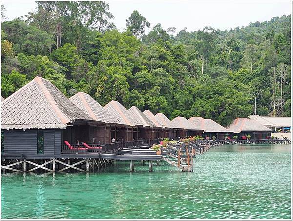 【沙巴住宿】伽亞娜生態度假村Gayana Eco Resort．沙巴一定要來住一次的水上屋，還可以直接從陽台下海去! - 泊 - 壞波妞の旅行食踨