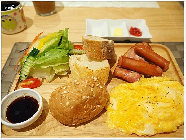 【食】【桃園】JT cafe．隱身在地下室的工業風鮮綠餐廳 - 桃園早午餐 - 壞波妞の旅行食踨